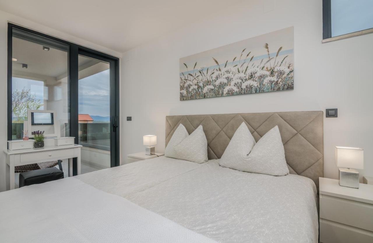 Luxury Villa Weiss - Malinska - Heated Pool - Central Floor Heating In Winter Екстер'єр фото