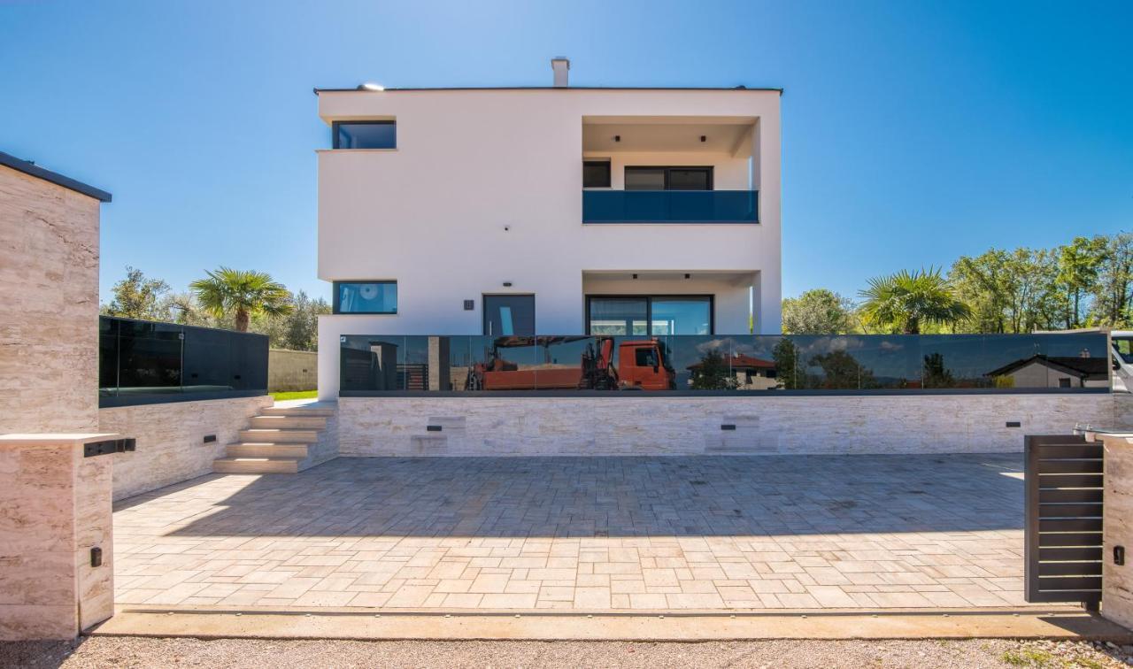 Luxury Villa Weiss - Malinska - Heated Pool - Central Floor Heating In Winter Екстер'єр фото