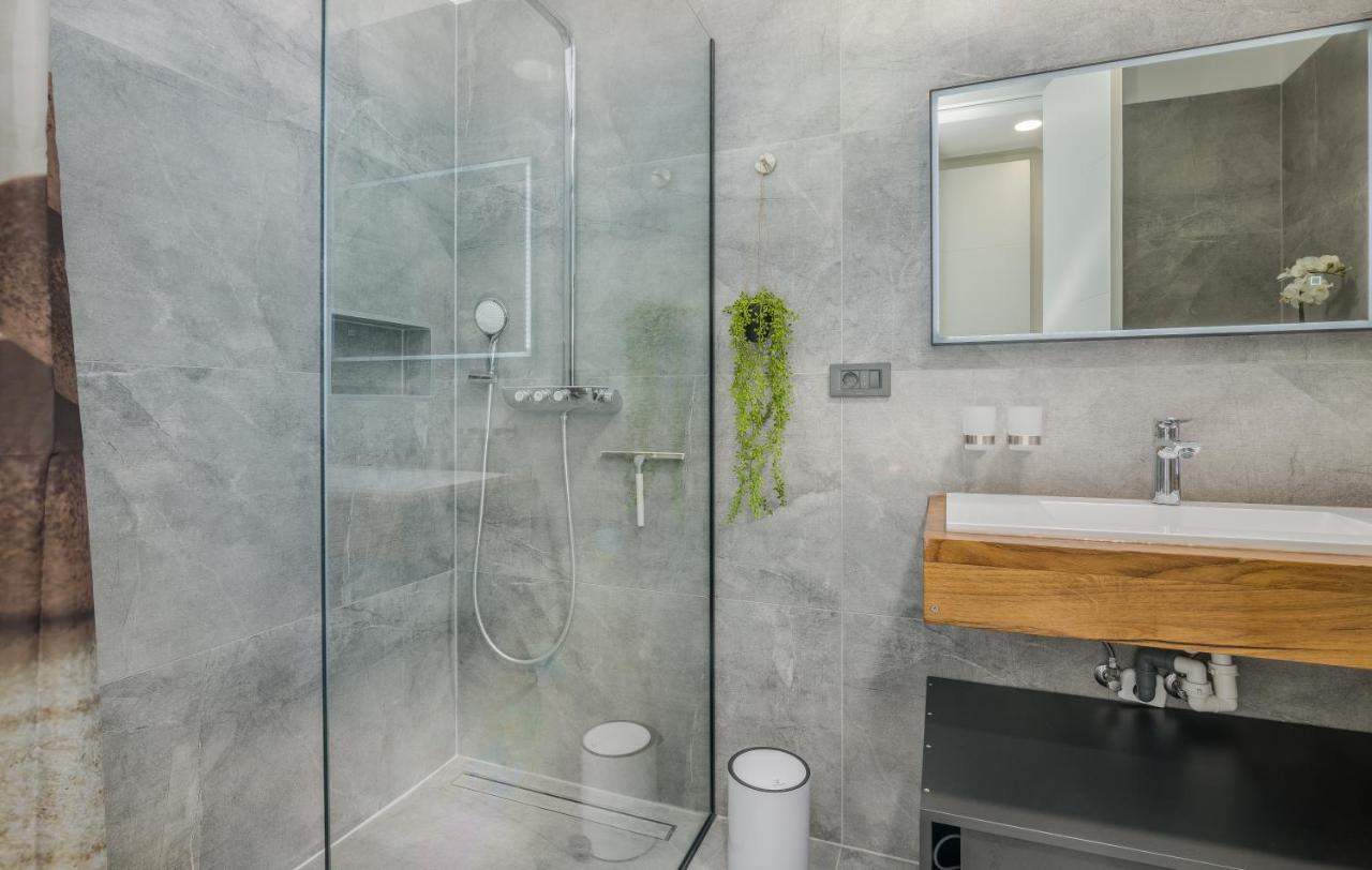 Luxury Villa Weiss - Malinska - Heated Pool - Central Floor Heating In Winter Екстер'єр фото