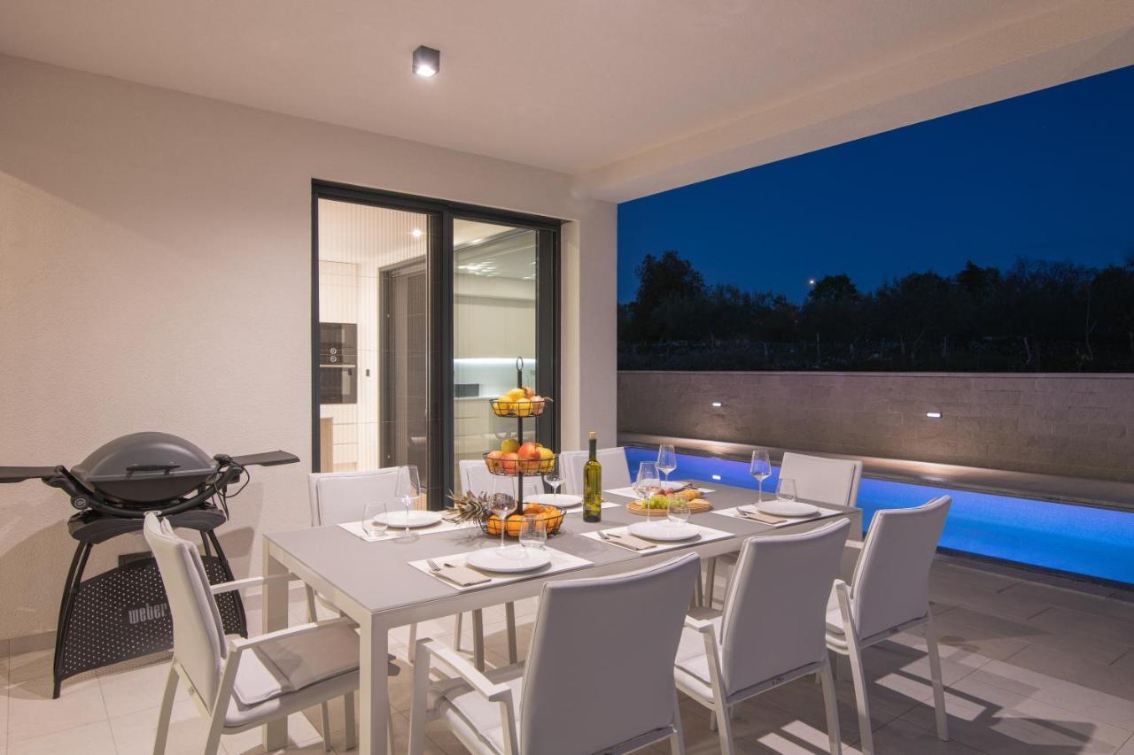 Luxury Villa Weiss - Malinska - Heated Pool - Central Floor Heating In Winter Екстер'єр фото