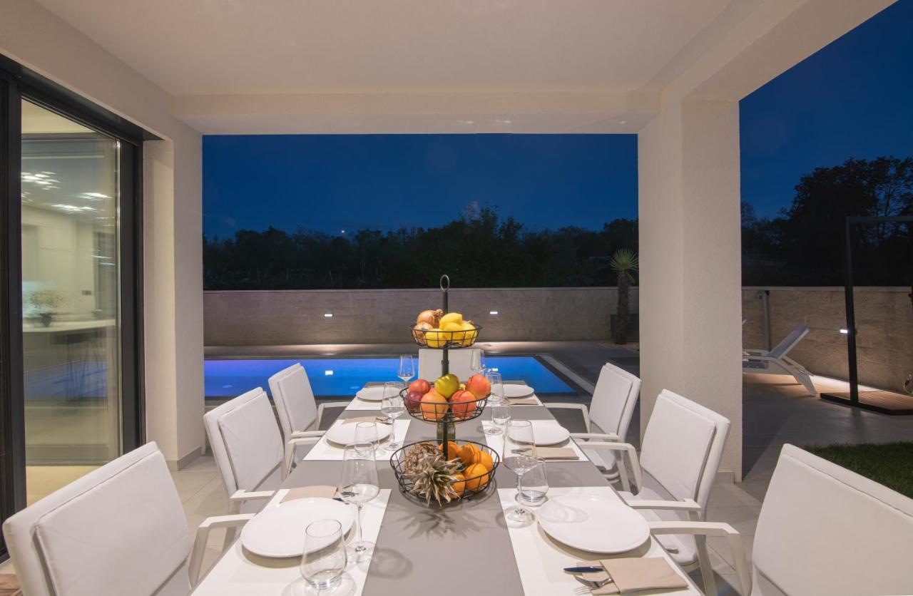 Luxury Villa Weiss - Malinska - Heated Pool - Central Floor Heating In Winter Екстер'єр фото